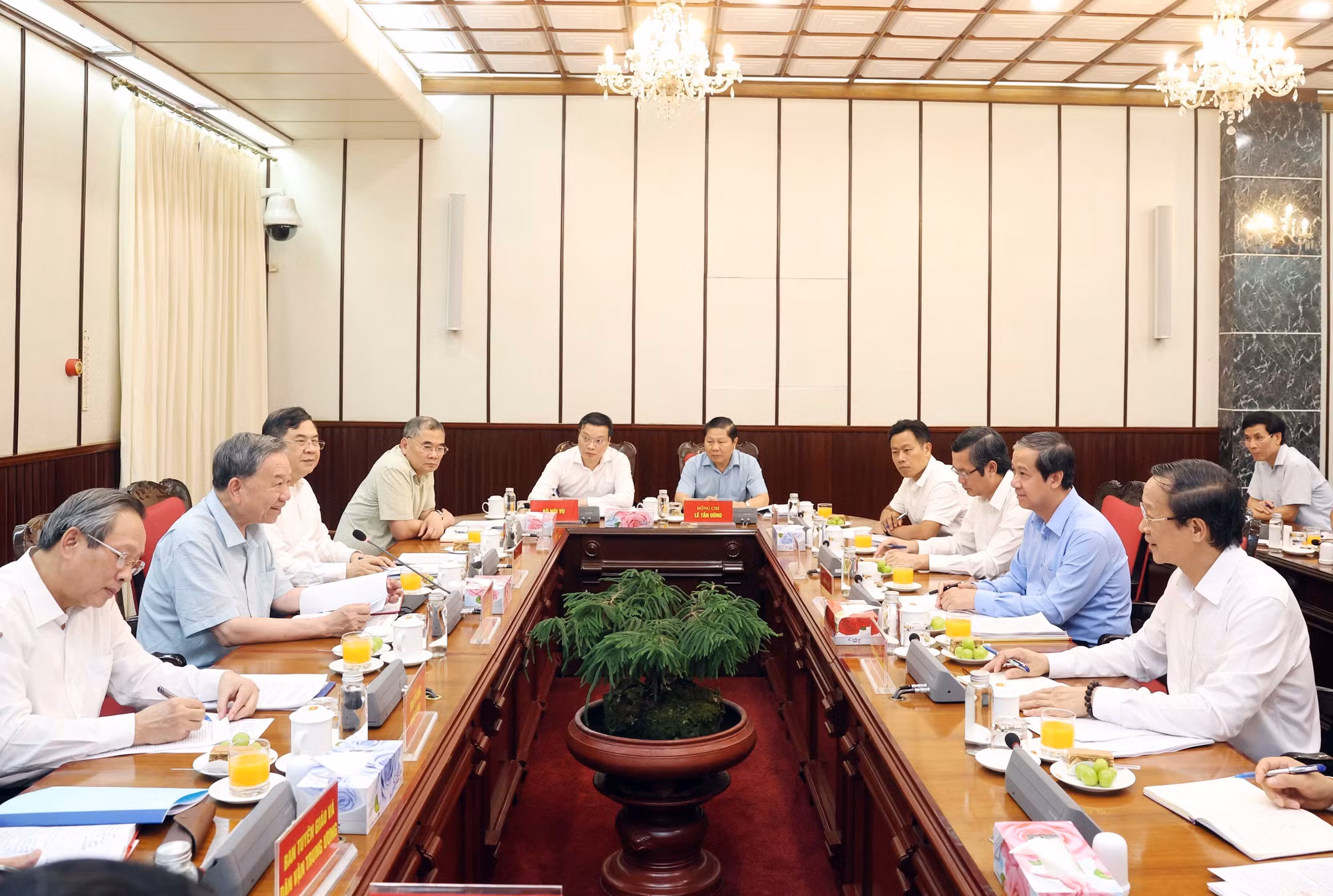 vna-potal-tong-bi-thu-to-lam-chu-tri-hop-ve-trien-khai-nghi-quyet-phat-trien-dot-pha-giao-duc-va-dao-tao-8265372.jpg
