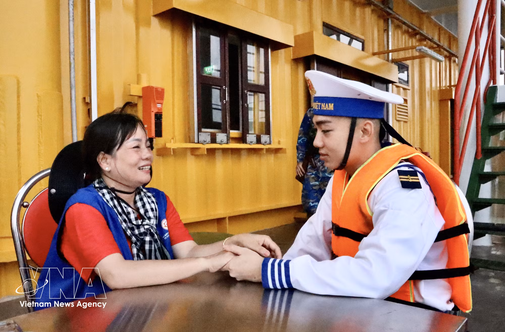 vnanet_cha-me-chien-si-vuot-bien-tham-con-tai-nha-gian-dki10-4-ava.jpg