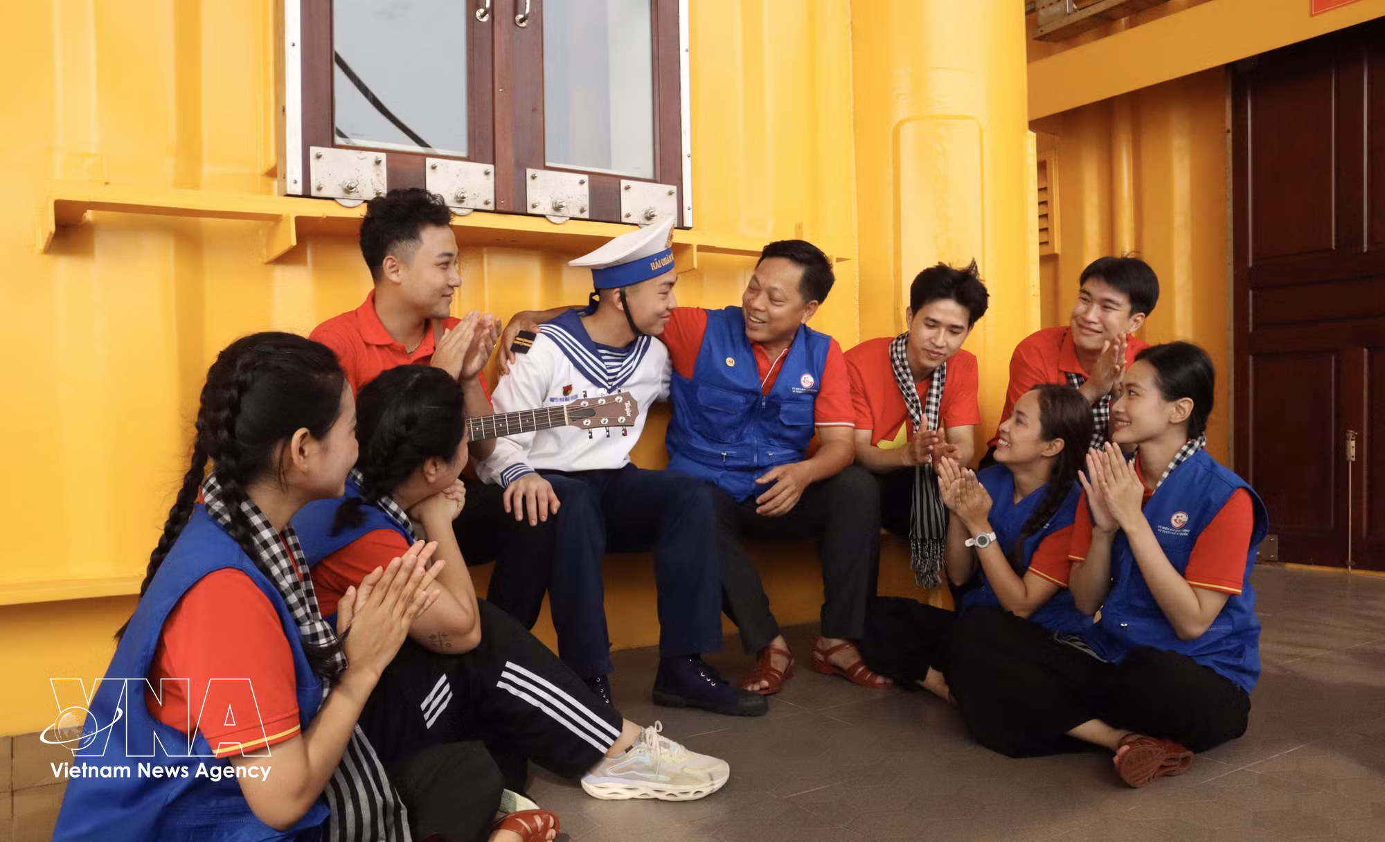 vnanet_cha-me-chien-si-vuot-bien-tham-con-tai-nha-gian-dki10-3.jpg