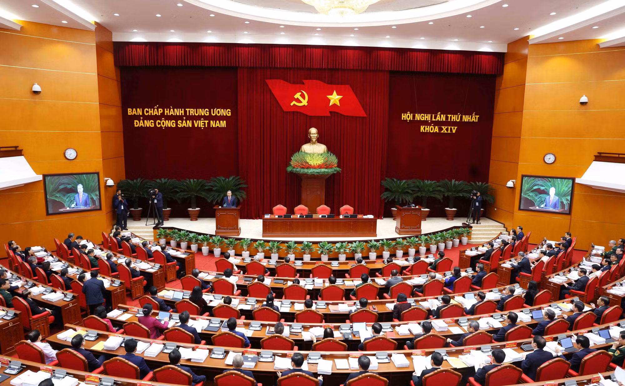 vna-potal-ban-chap-hanh-trung-uong-dang-khoa-xiv-tien-hanh-hoi-nghi-lan-thu-nhat-8547651-1.jpg