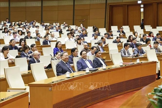 El secretario general del Partido Comunista de Vietnam, To Lam, y el primer ministro Pham Minh Chinh en la sesión. (Foto: VNA)