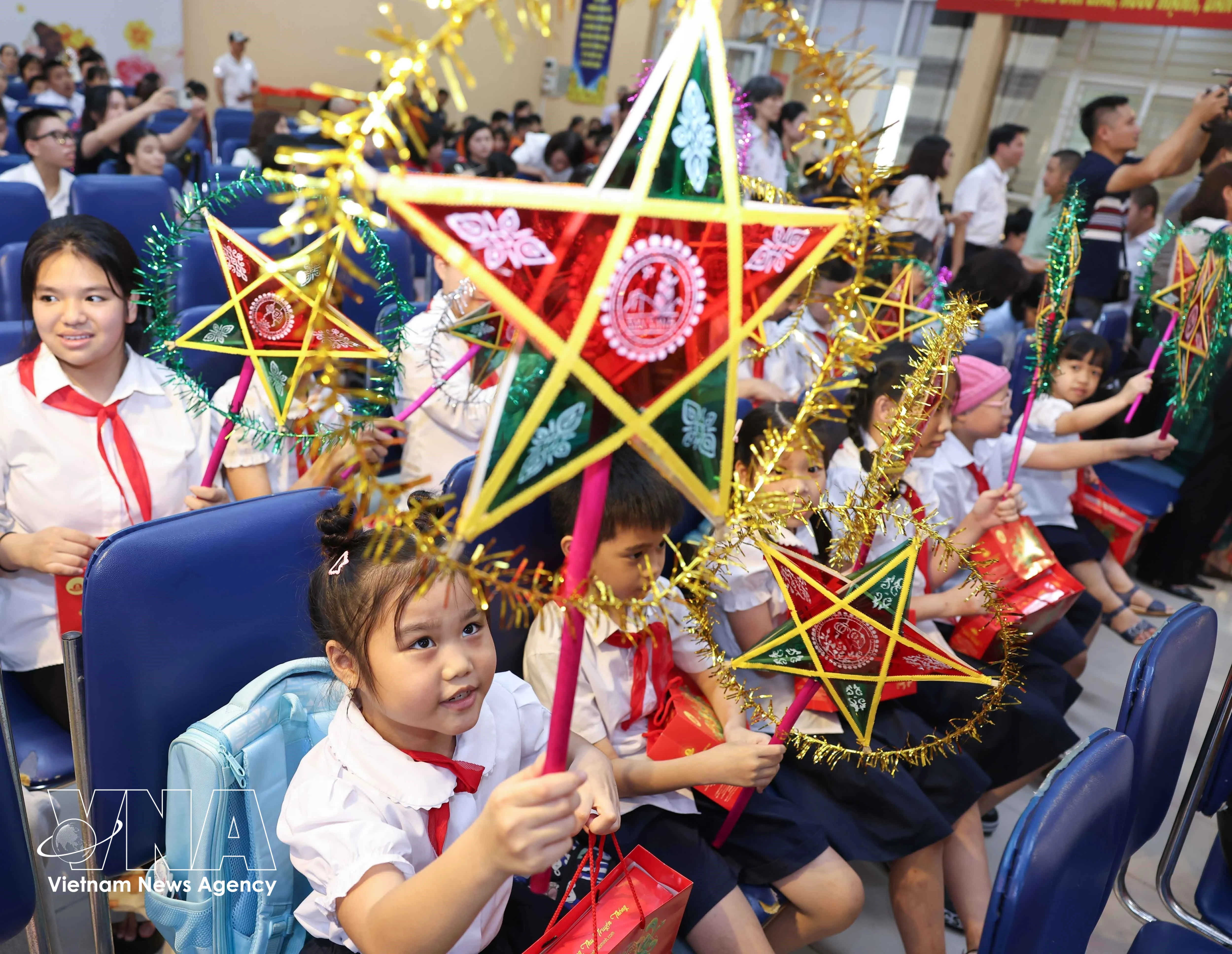 Ambiente festivo y cálido en la celebración del Festival del Medio Otoño entre los alumnos de los centros educativos especializados de Hanoi. (Fuente: VNA) 