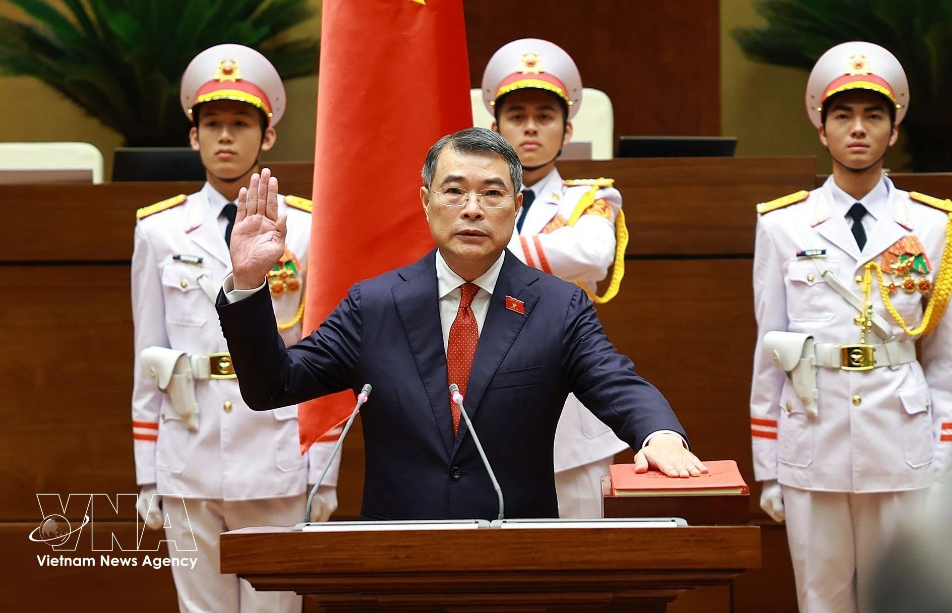 El primer ministro de Vietnam, Le Minh Hung, presta juramento (Foto: VNA)
