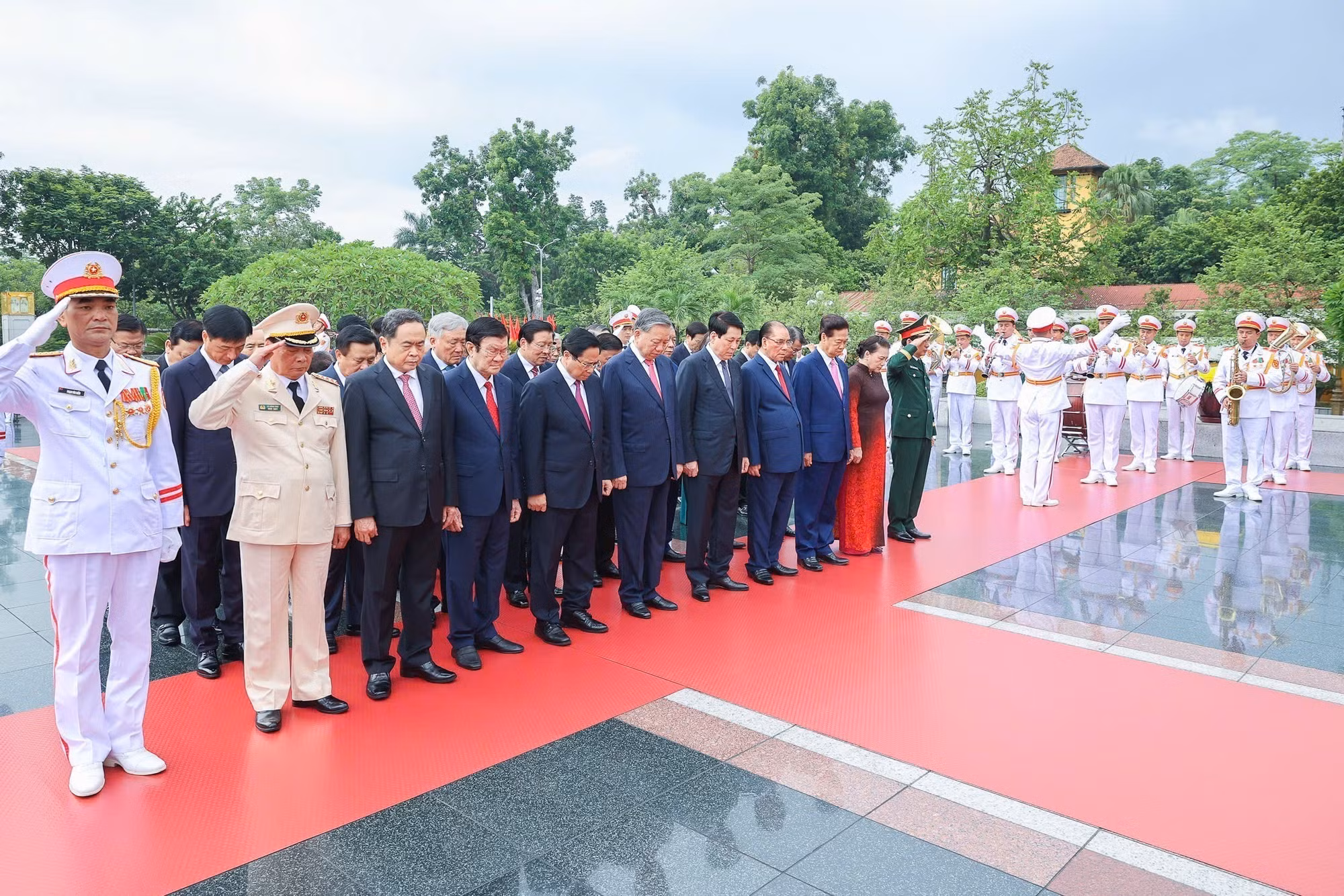 vna-potal-lanh-dao-dang-nha-nuoc-vao-lang-vieng-chu-tich-ho-chi-minh-va-dang-huong-tuong-niem-cac-anh-hung-liet-sy-8216090.jpg