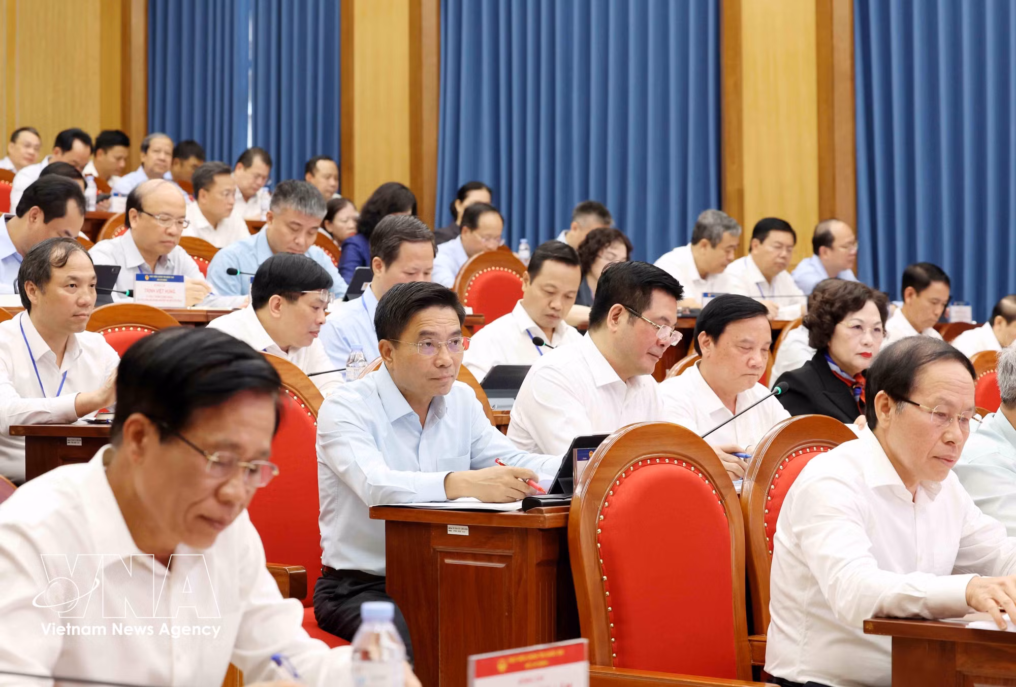 vnanet_potal-thuong-truc-ban-bi-thu-truyen-dat-chuyen-de-ve-xay-dung-dang-doi-voi-cac-uy-vien-trung-uong-dang-9025250.jpg