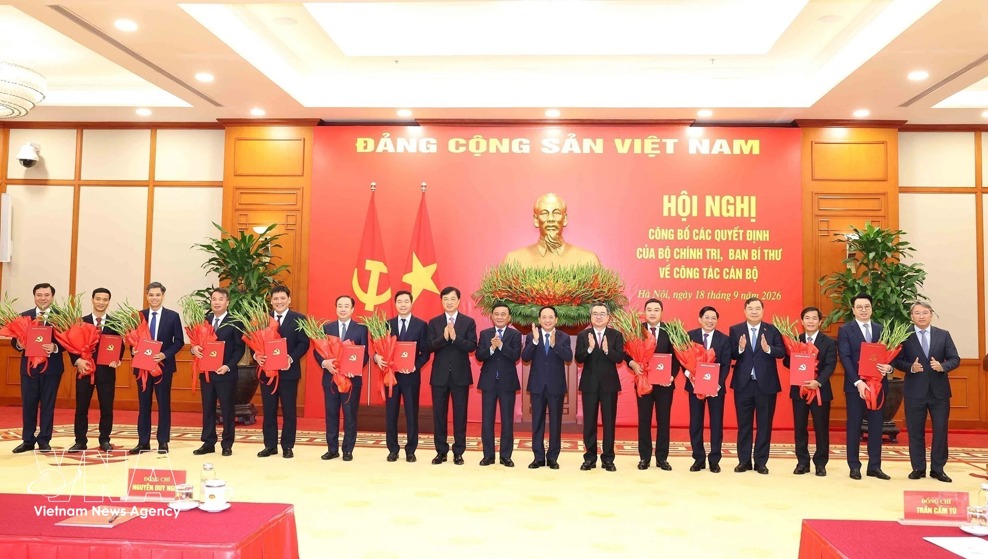 El miembro del Buró Político y permanente del Secretariado del Comité Central del Partido Comunista de Vietnam, Tran Cam Tu, felicita a sus colegas por sus nuevos nombramientos. Foto: VNA