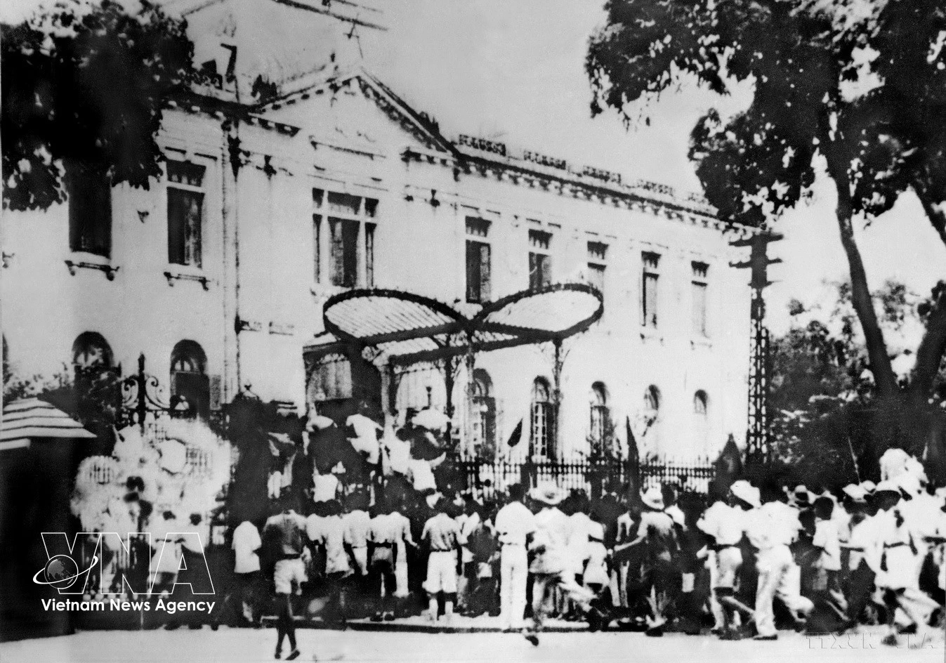 Las masas revolucionarias y las fuerzas de autodefensa toman el Palacio del Gobernador de Tonkín (Phu Kham Sai) el 19 de agosto de 1945, marcando el triunfo de la Revolución de Agosto en Hanoi. (Foto: Archivo de VNA) 