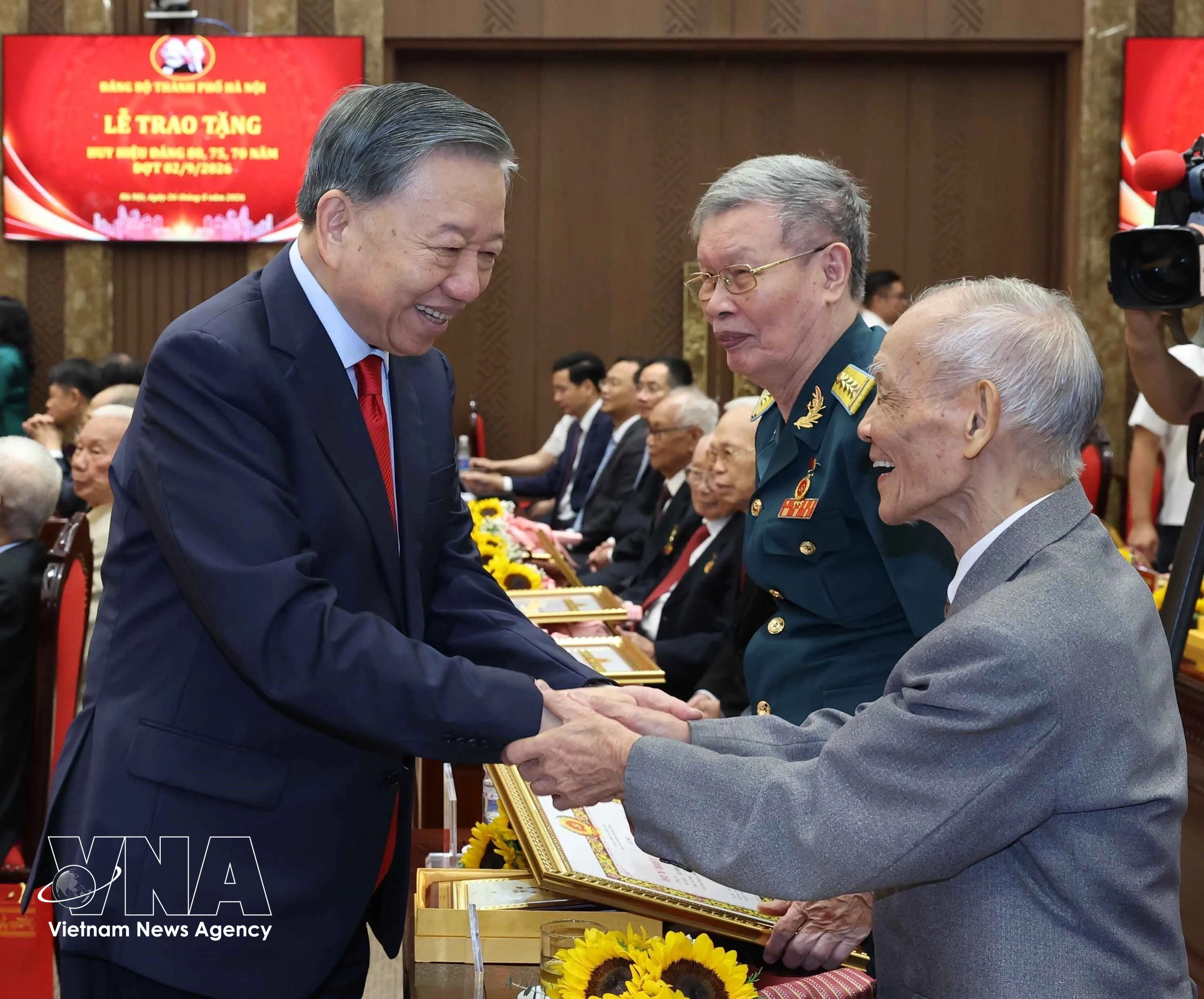 El secretario general del Partido Comunista de Vietnam y presidente de la República, To Lam, saluda a los veteranos militantes de Hanoi. (Foto: VNA)