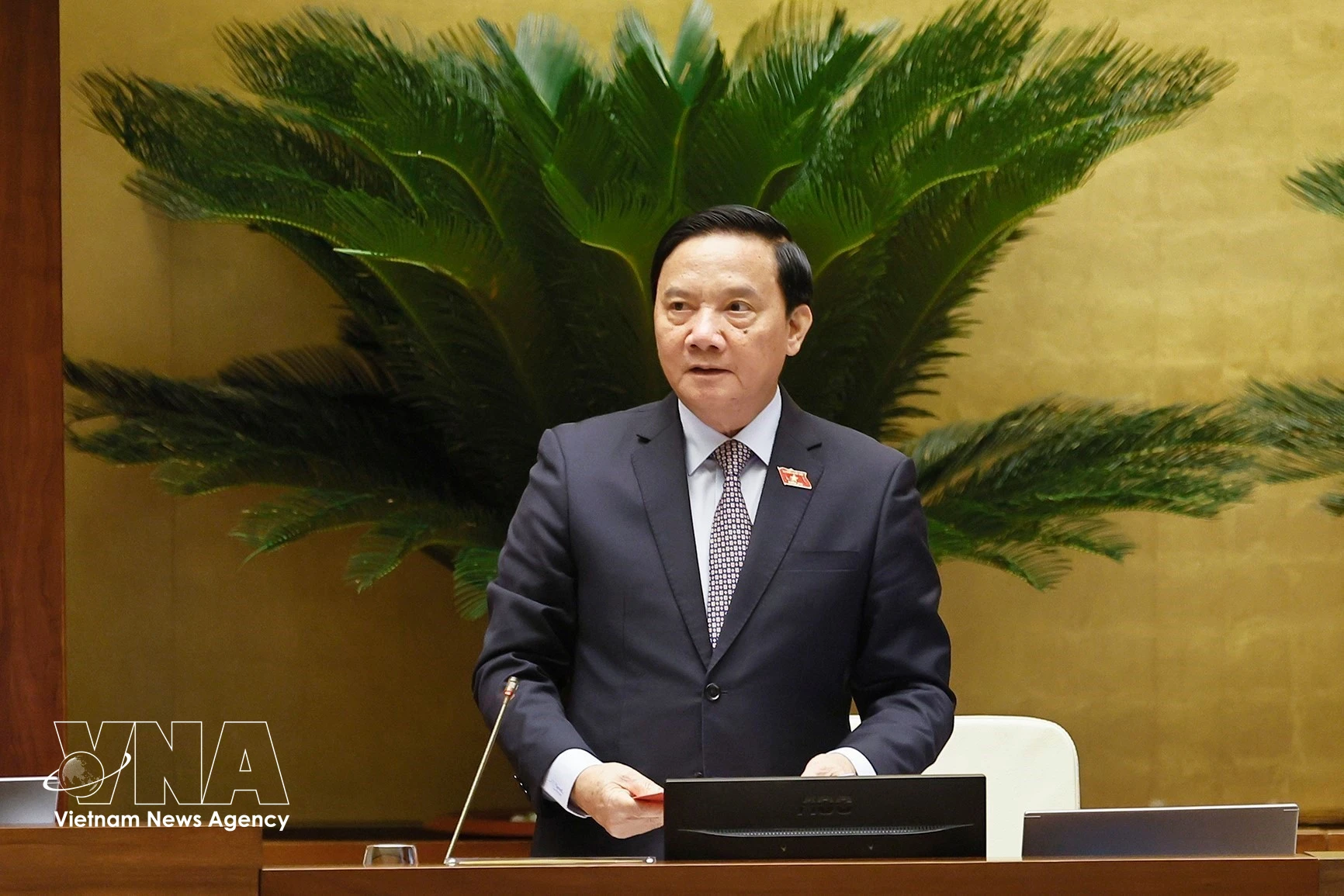 El vicepresidente de la Asamblea Nacional, Nguyen Khac Dinh, dirige la sesión. (Foto: VNA)