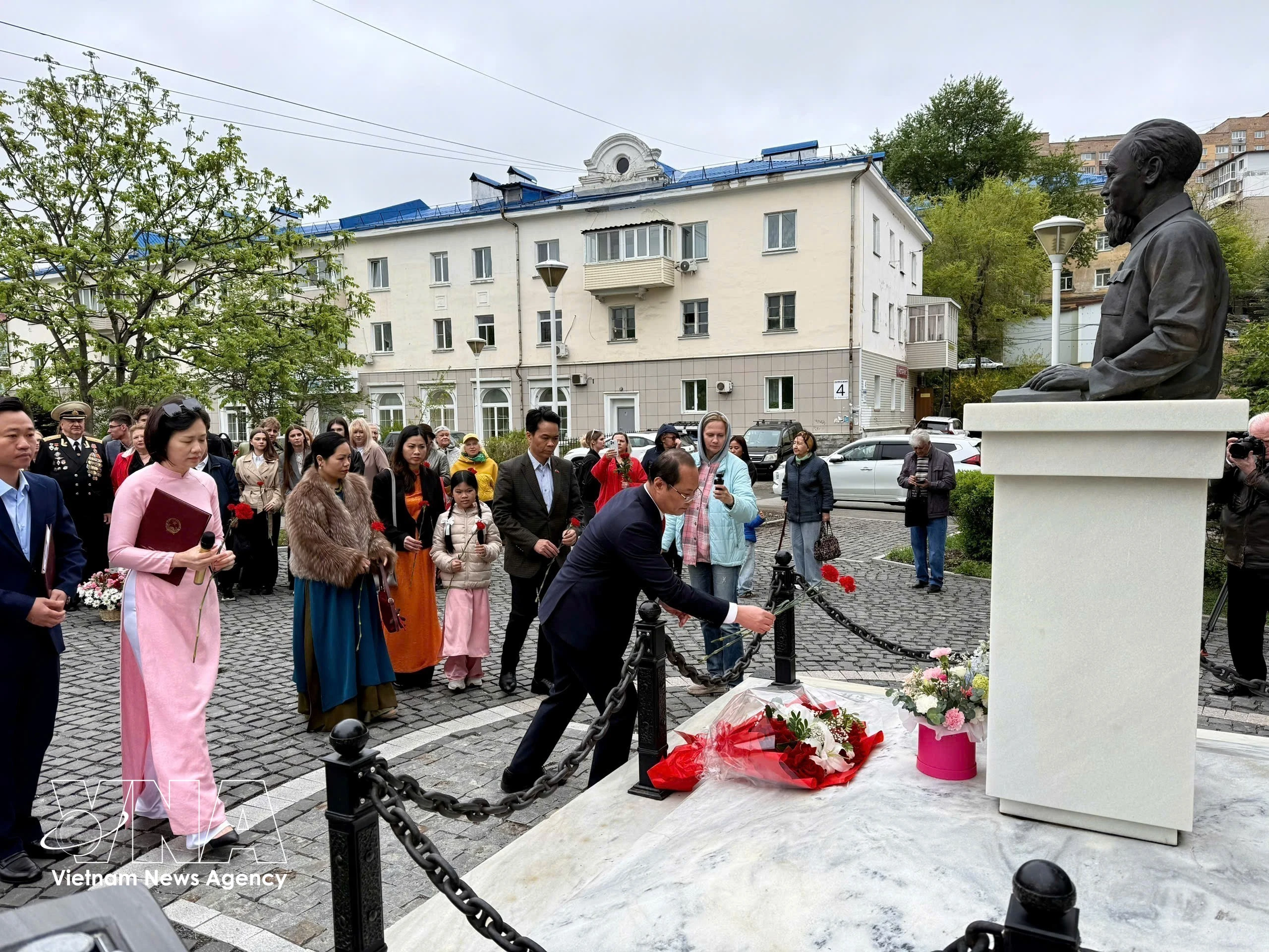 El busto dedicado al Presidente Ho Chi Minh en la ciudad rusa de Vladivostok (Foto: VNA)