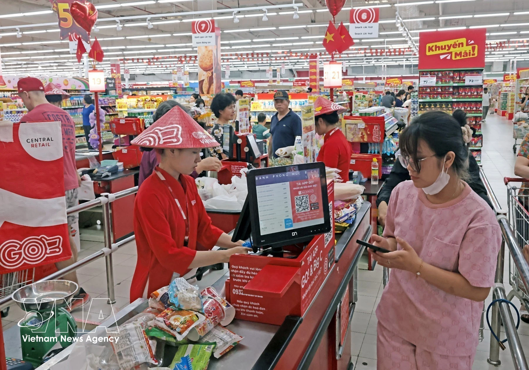 Las actividades de consumo contribuyen al crecimiento económico. (Foto: VNA)