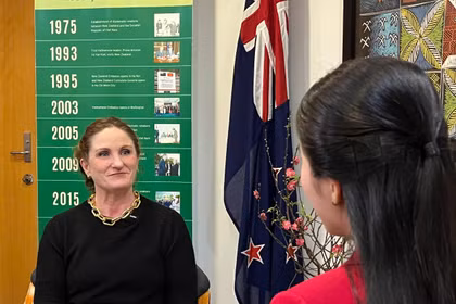 La embajadora de Wellington en Hanoi, Caroline Rachel Beresford, responde a la entrevista. (Foto: VNA)