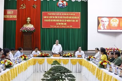El presidente de la Asamblea Nacional de Vietnam, Tran Thanh Man, trabaja con el Comité Electoral de la provincia de Vinh Long. (Foto: VNA)