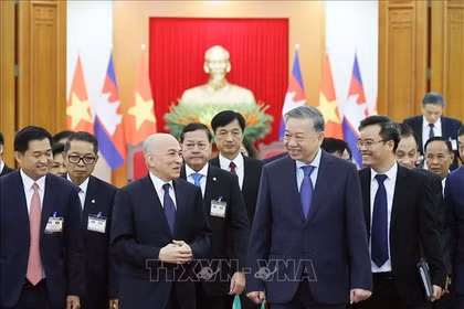 El secretario general del Partido Comunista To Lam y el rey de Camboya, Norodom Sihamoni. durante la visita de Estado del último a Vietnam, el 28 de noviembre de 2024. (Foto: VNA)