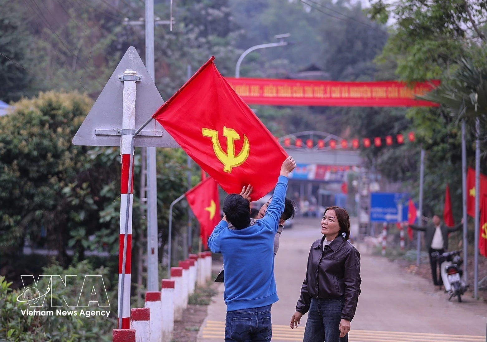 La comuna de Muong Sai (provincia de Son La) luce espléndidamente decorada, preparándose para la gran fiesta nacional. (Foto: VNA)