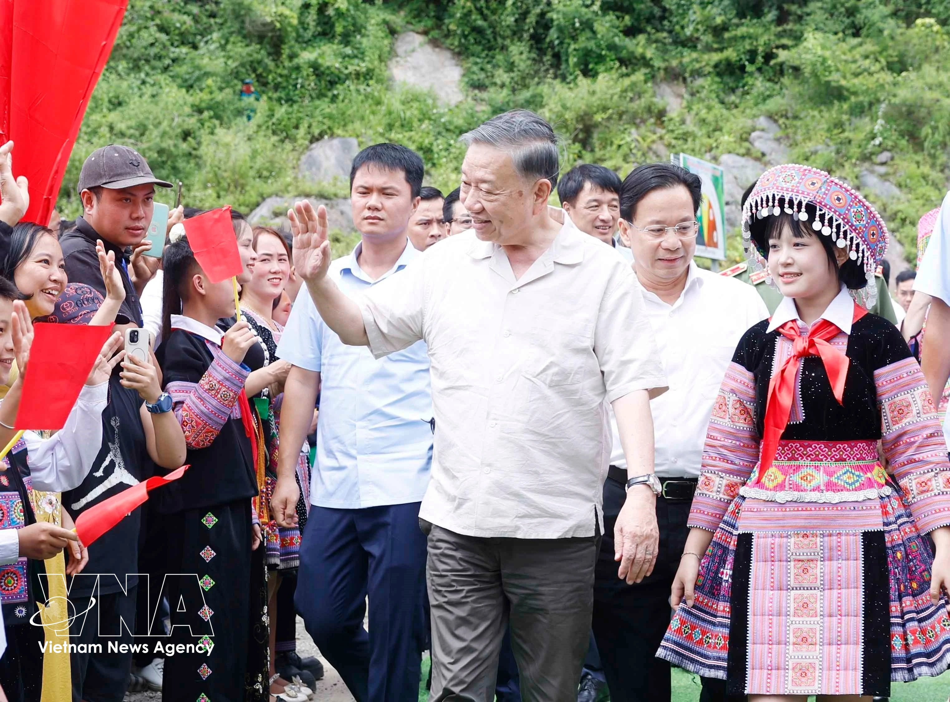 El secretario general del Partido Comunista de Vietnam y presidente del país, To Lam, junto con una delegación, asiste a la celebración del Día de todo el pueblo para la protección de la seguridad nacional en la aldea de Long Luong (Fuente: VNA)