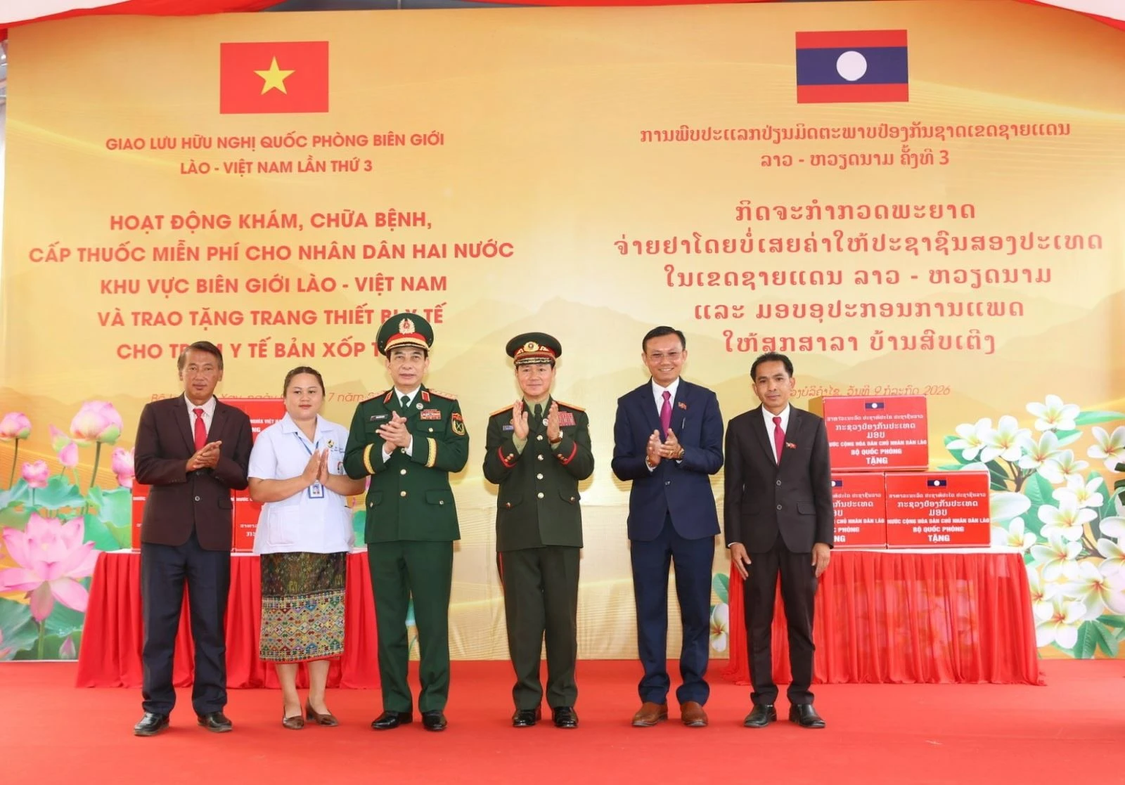 El viceprimer ministro y titular de Defensa vietnamita, general Phan Van Giang y su homólogo laosiano, el general Khamliang Outhakaysone, participan en una actividad en el marco del evento (Fuente: Periódico Tin Tuc va Dan toc)