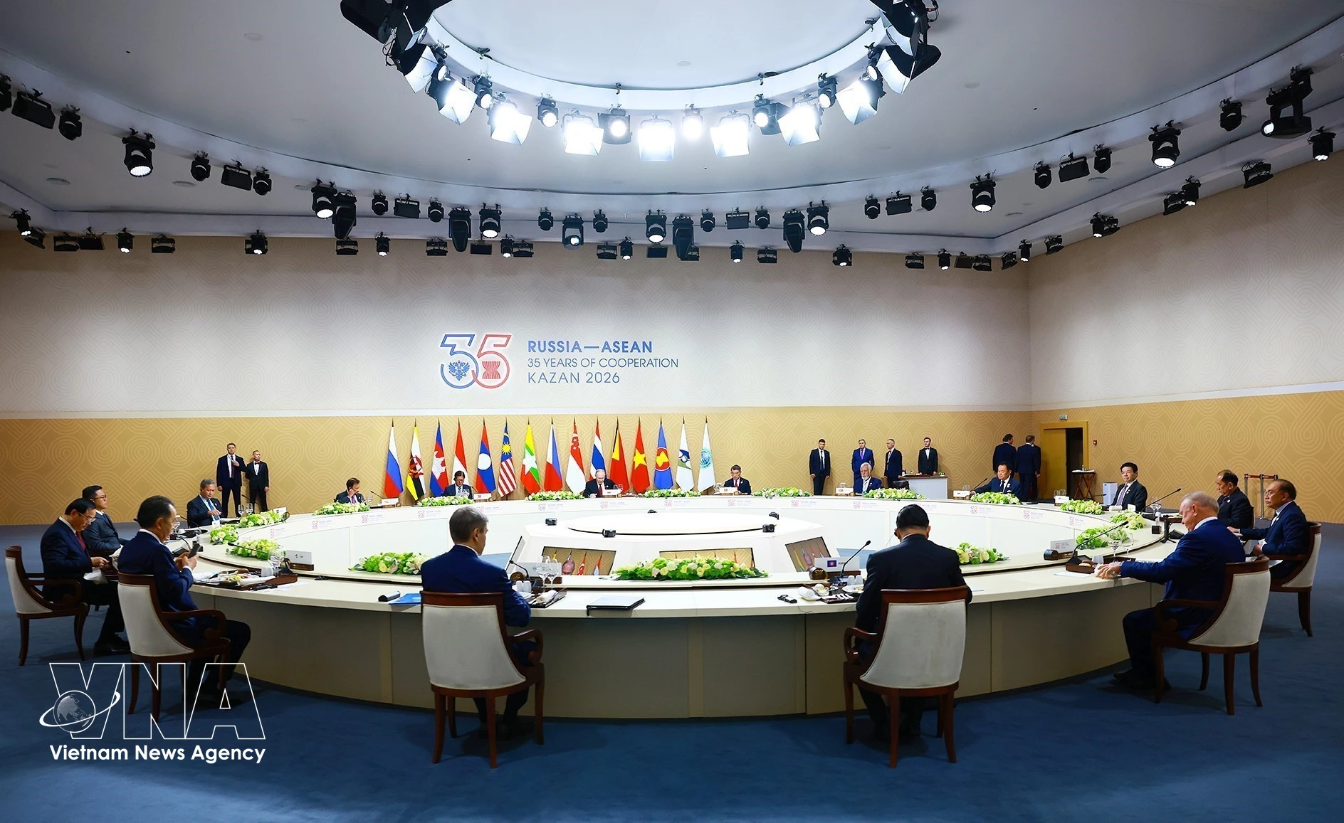 El primer ministro Le Minh Hung y los jefes de delegación de los países que participan en la Cumbre del 35.º Aniversario de la ASEAN-Rusia trabajan en la integración euroasiática. Foto: VNA