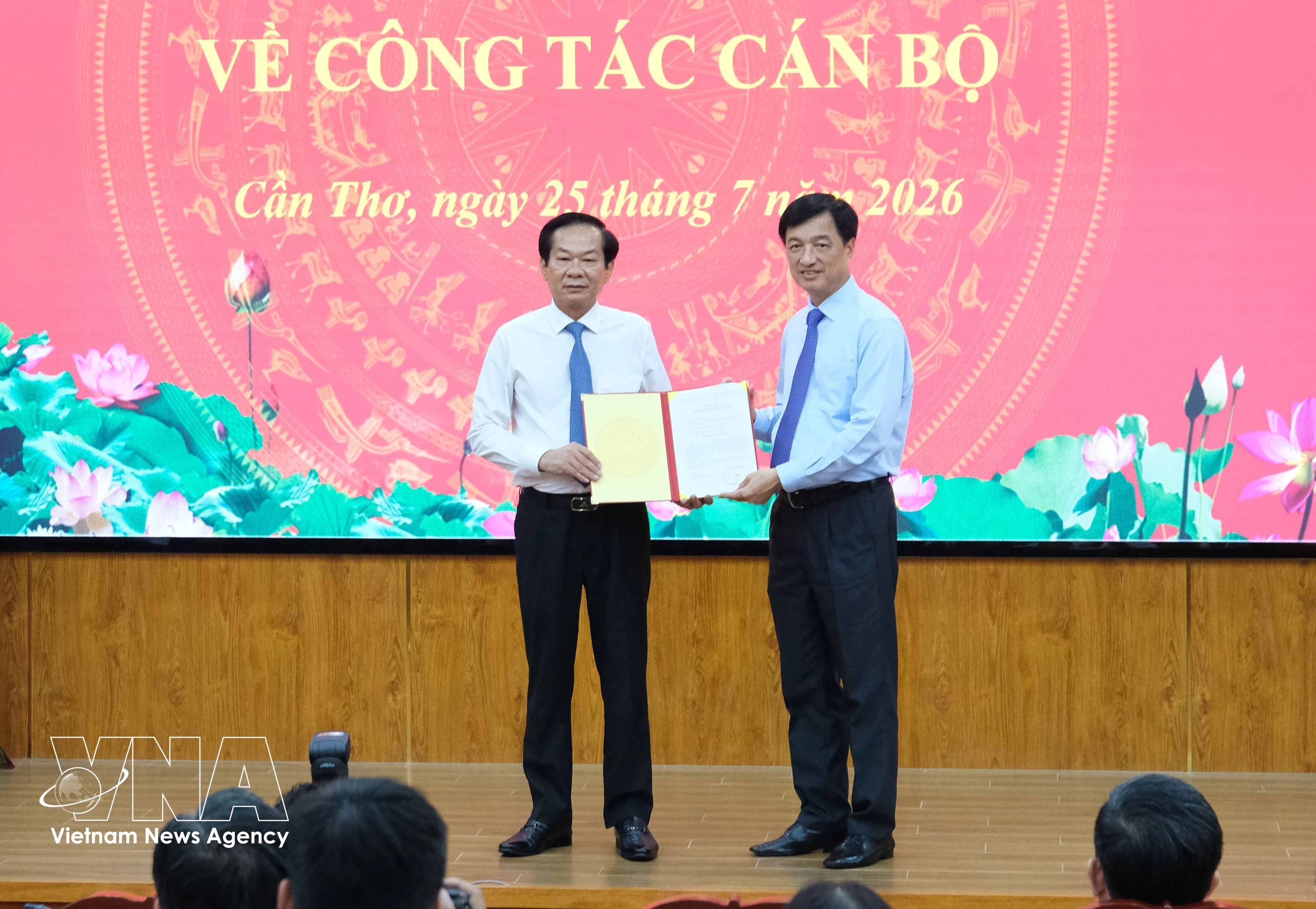 Do Thanh Binh (izquierda) fue nombrado secretario del Comité del Partido de Can Tho (Fuente: VNA)