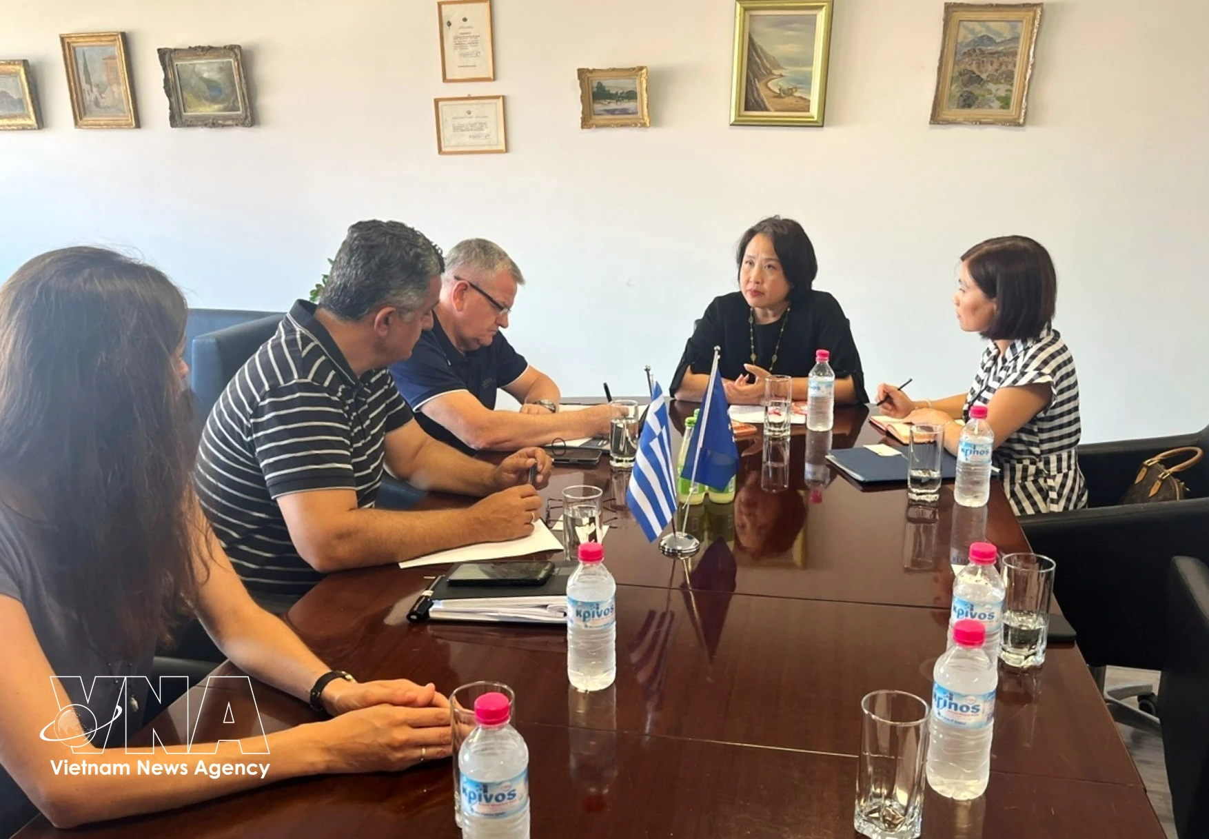 La embajadora de Vietnam en Grecia, Pham Thi Thu Huong, se reúne con la Cámara de Comercio de Achaia (Foto: Cortesía de la Embajada de Vietnam en Grecia)
