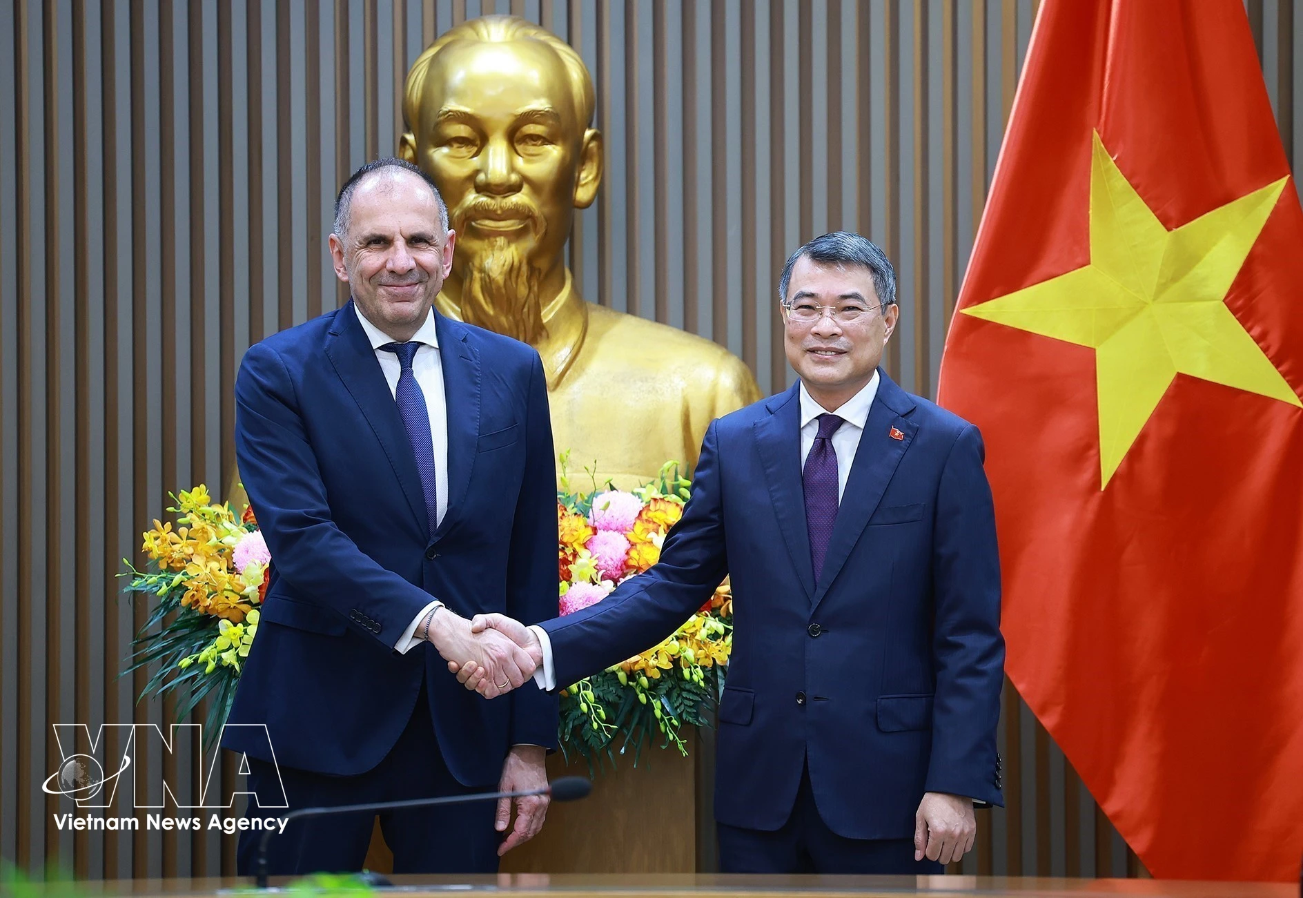 El primer ministro de Vietnam, Le Minh Hung (derecha), recibe al ministro de Relaciones Exteriores de Grecia, George Gerapetritis. (Foto: VNA)