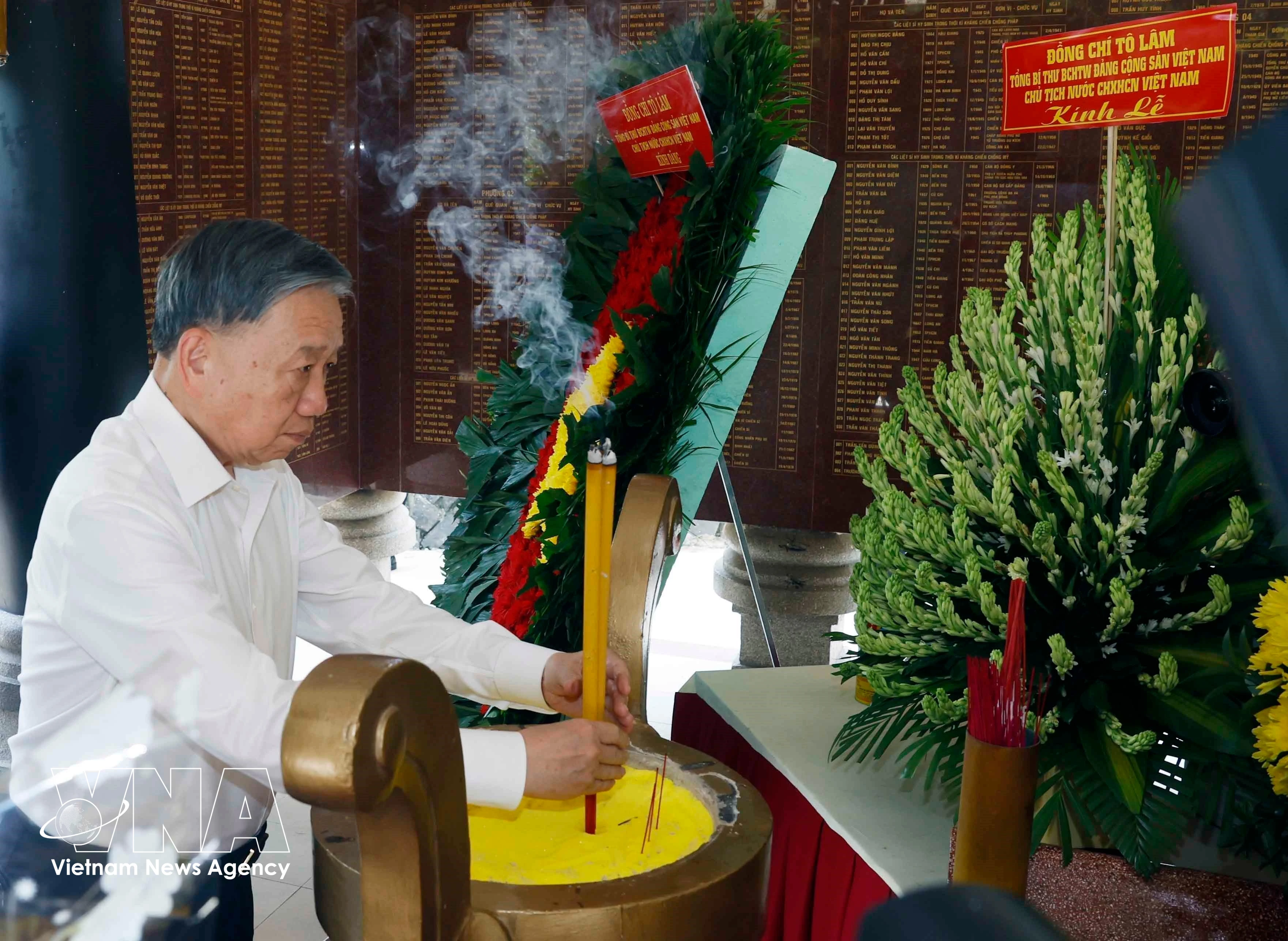 El secretario general del Partido Comunista de Vietnam y presidente del Estado, To Lam, ofrece incienso ante la estela conmemorativa a los mártires. (Foto: VNA)