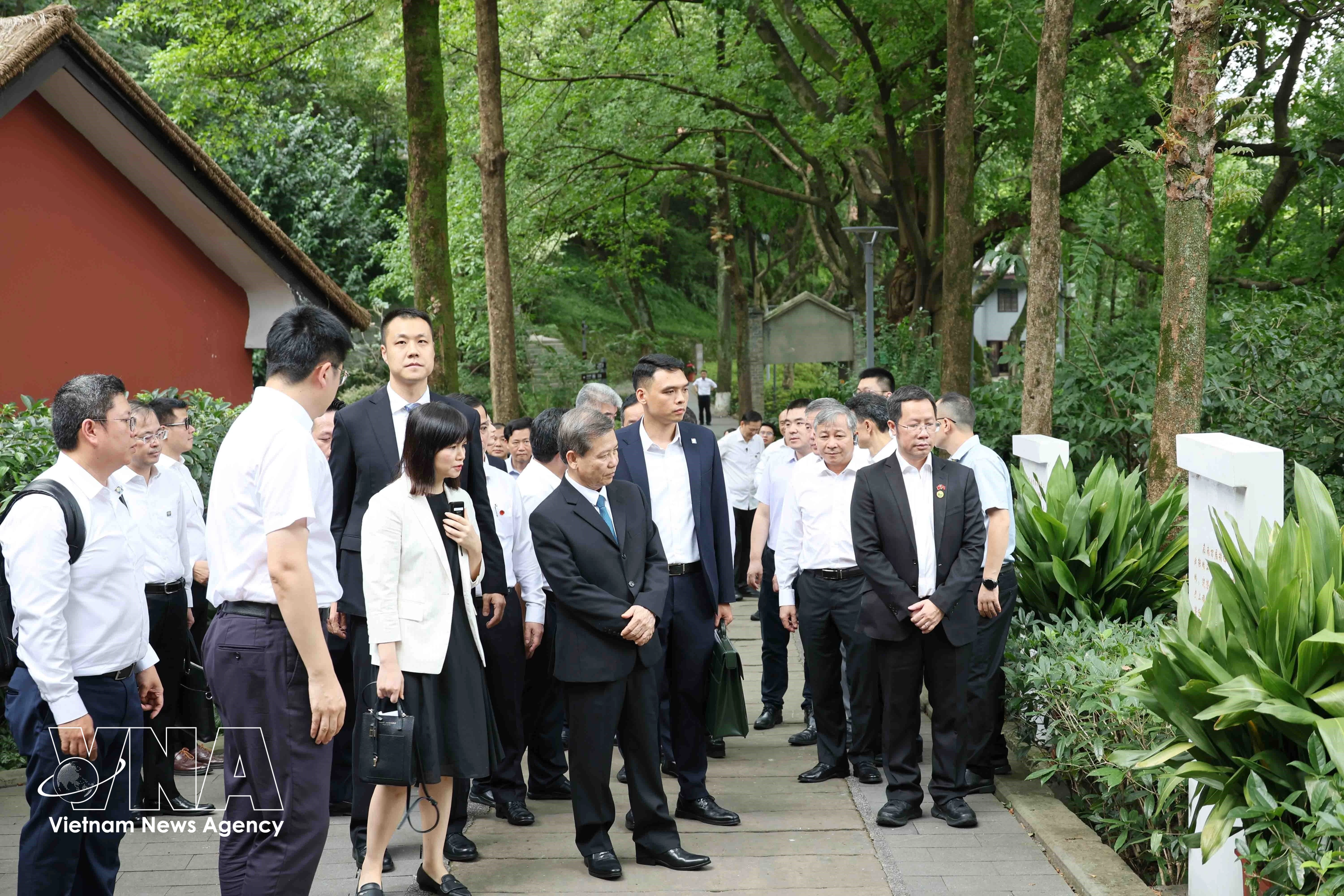La delegación del Partido Comunista de Vietnam visita el Museo de Historia Revolucionaria de Hongyan, donde se conservan fotografías y objetos relacionados con las actividades revolucionarias del Presidente Ho Chi Minh en China. (Foto: VNA)